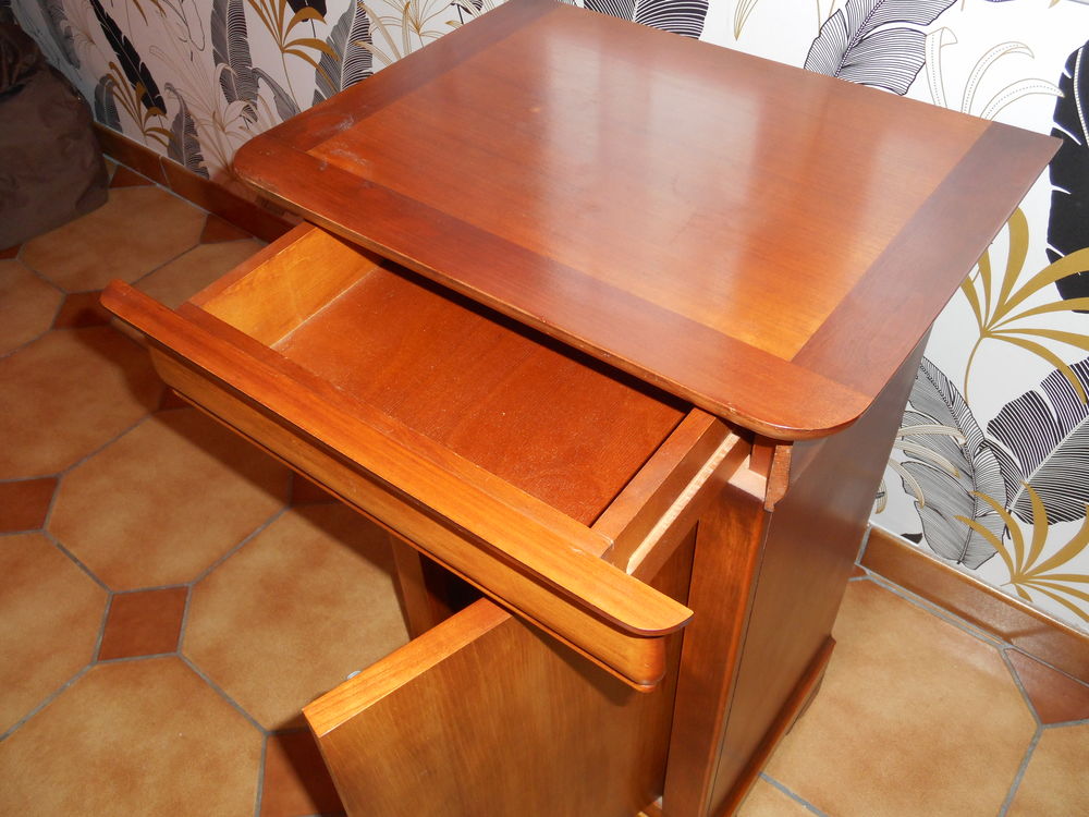 Table de Chevet en Merisier Massif en Excellent Etat &agrave; 50 E Meubles