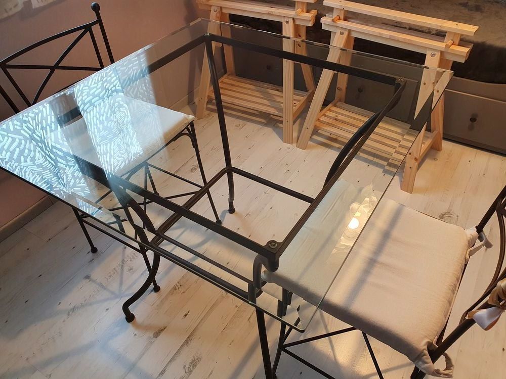 Ensemble table haute en verre et 4 chaises assorties Meubles