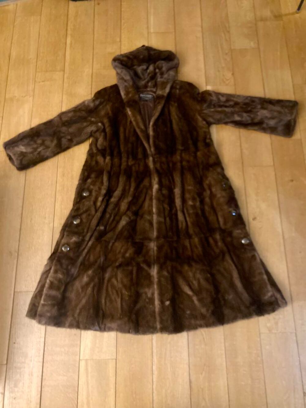 Tr&egrave;s ample manteau de fourrure en vison avec capuche Vêtements