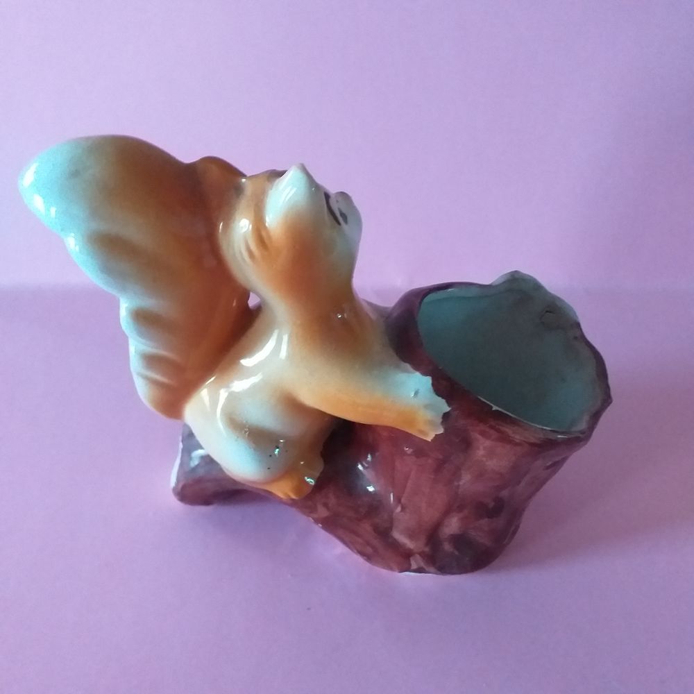 Petit vase c&eacute;ramique ou porcelaine, vintage. Ecureuil sur une branche d'arbre Décoration