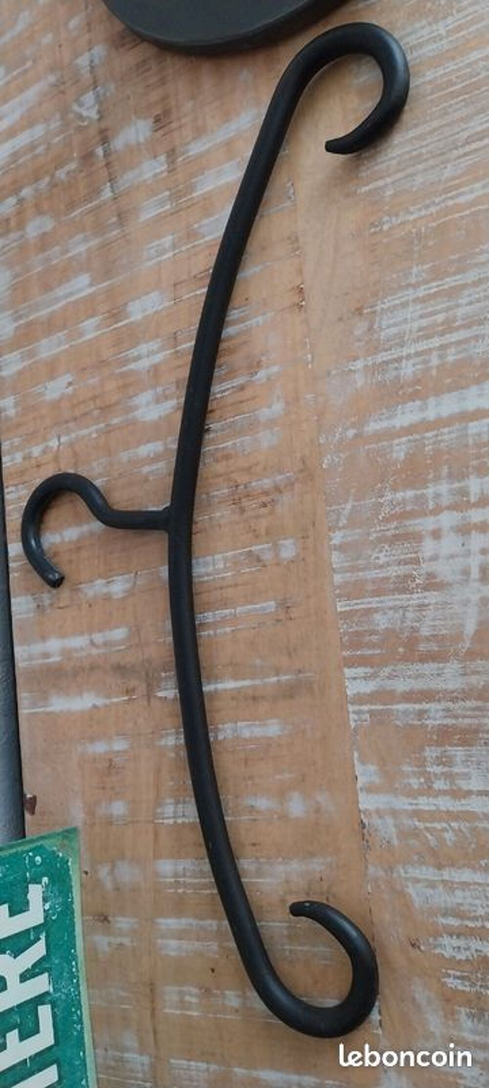 lot de 2 anciens cintre en metal solide Décoration