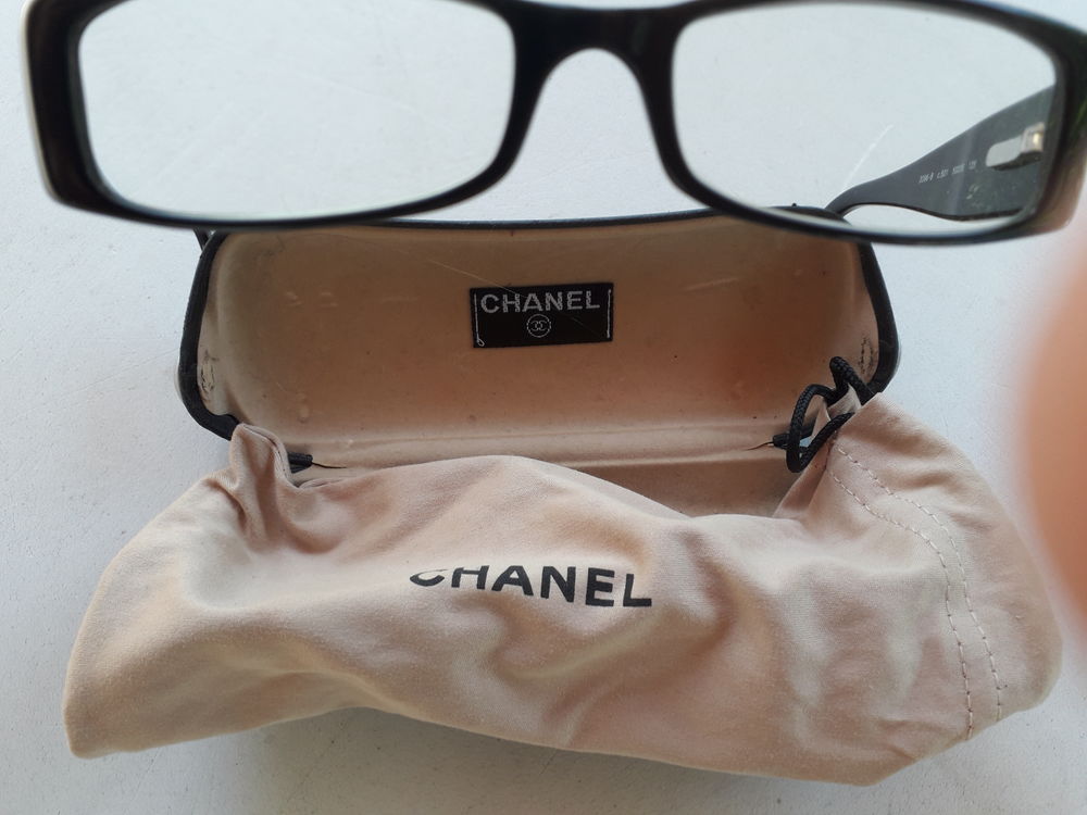 Lunettes chanel authentique avec boite Bijoux et montres