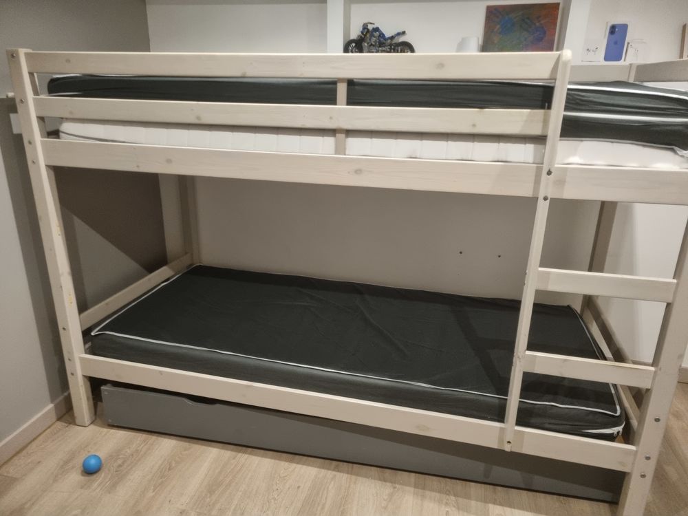 Lit superpos&eacute; bois clair avec matelas Meubles