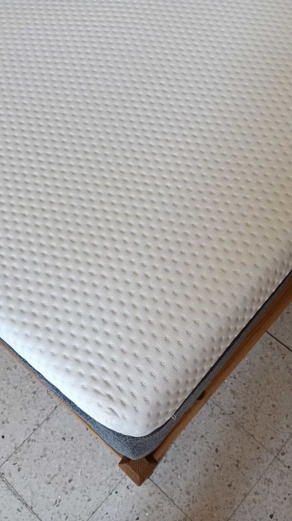 Matelas Emma &eacute;tat neuf. Meubles