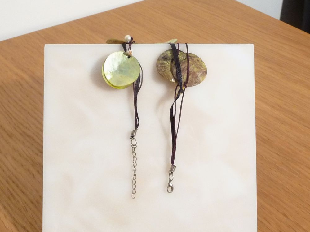Collier avec Ronds en Coquillage Vert et Beige- Neuf Bijoux et montres