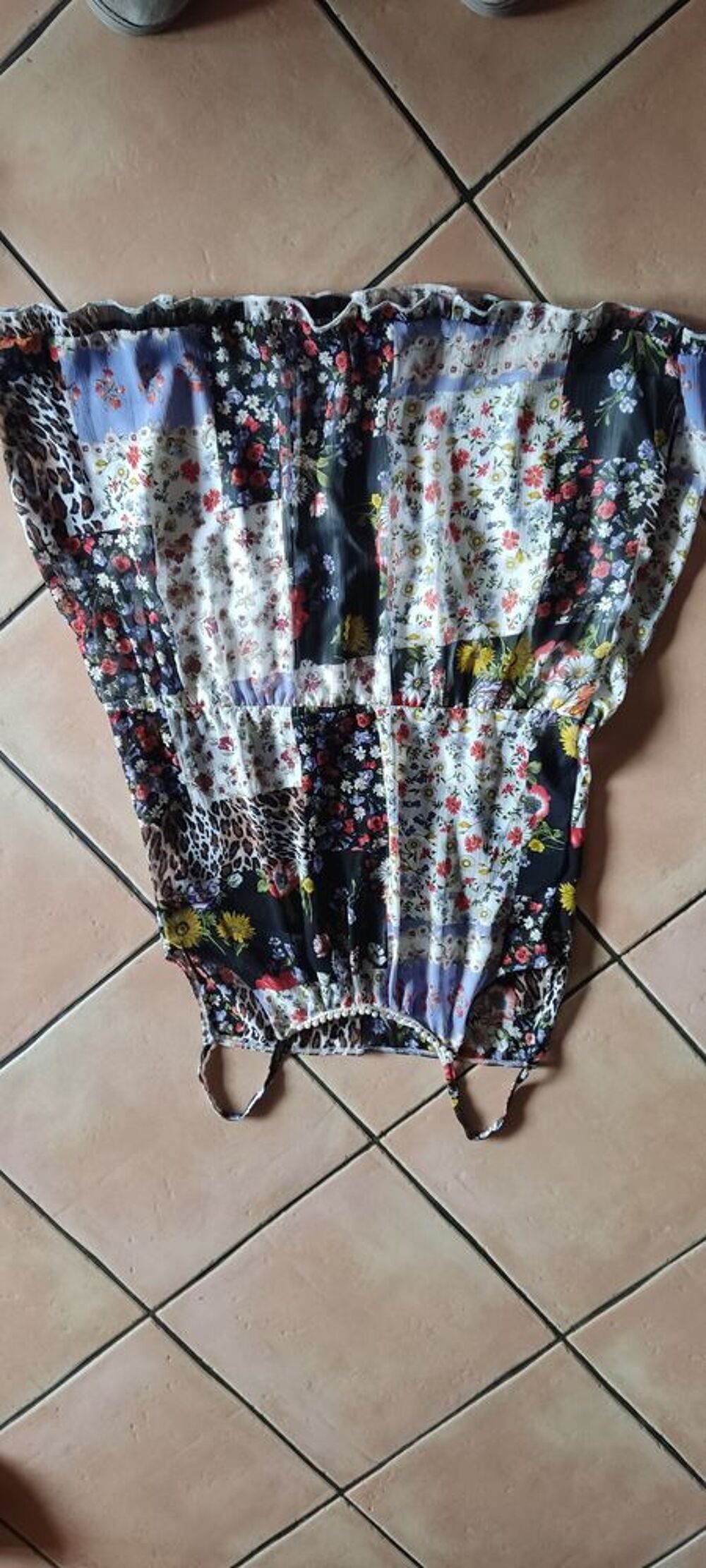 2 Jolies robes fleuries ou tuniques avec perles Vêtements enfants