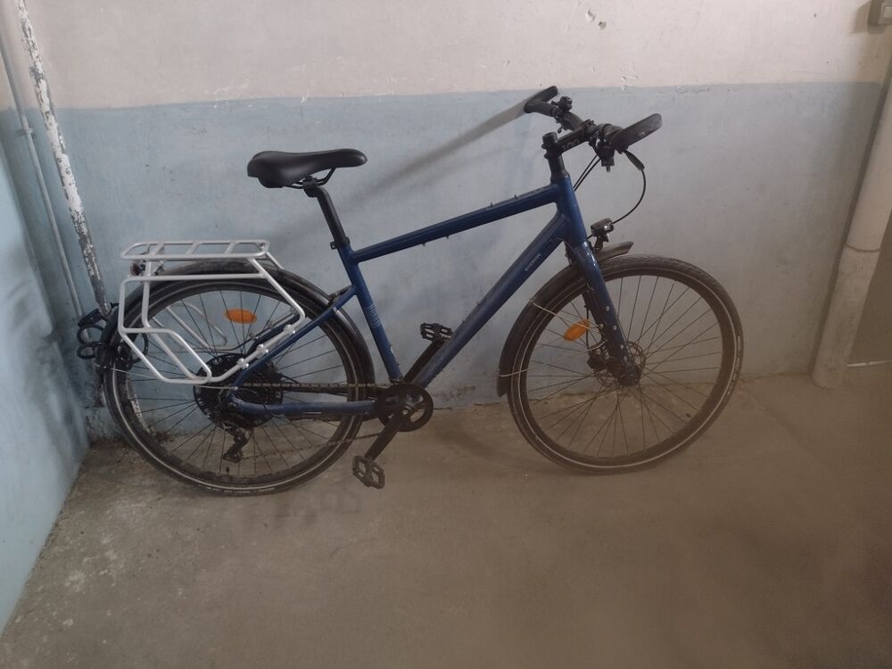 V&eacute;lo urbain bleu avec porte-bagages Vélos