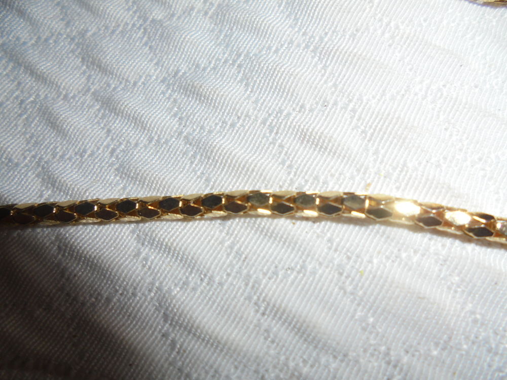 pendentif, m&eacute;tal dor&eacute; et cristal , peux &eacute;tre un pendule 
Bijoux et montres
