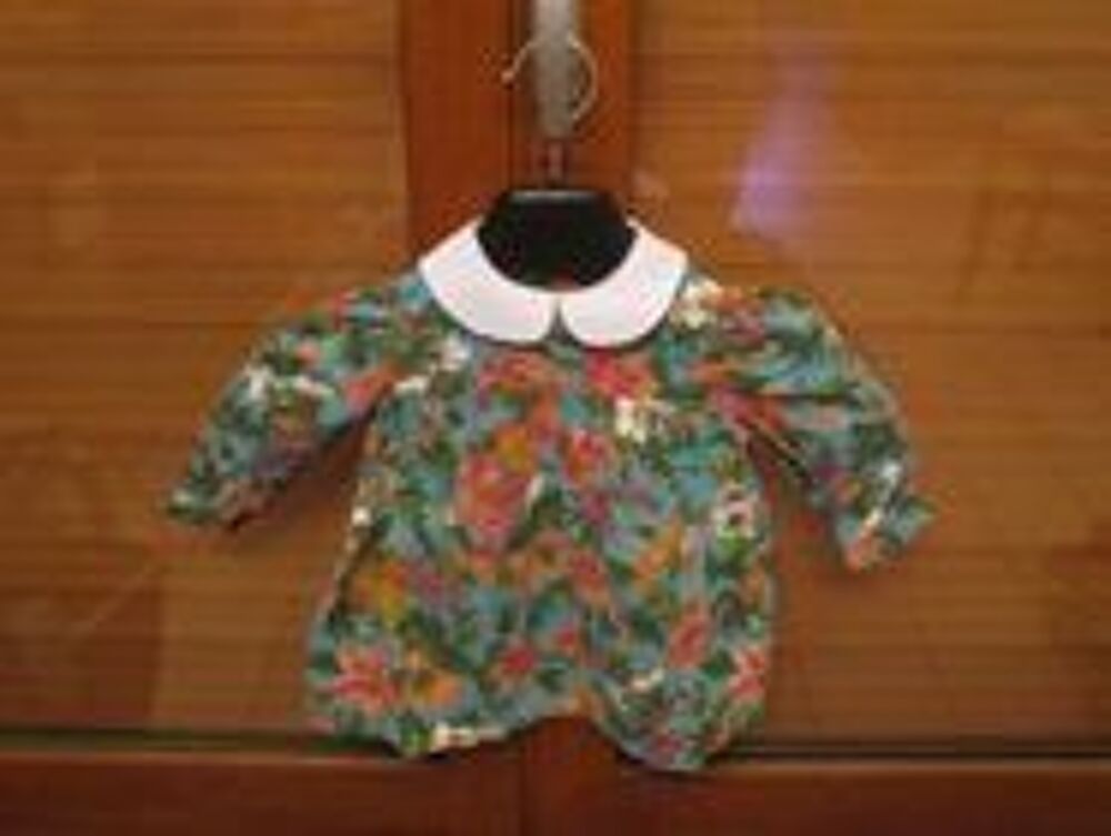 Robe fleurie sur fond vert avec encolure blanche Vêtements enfants