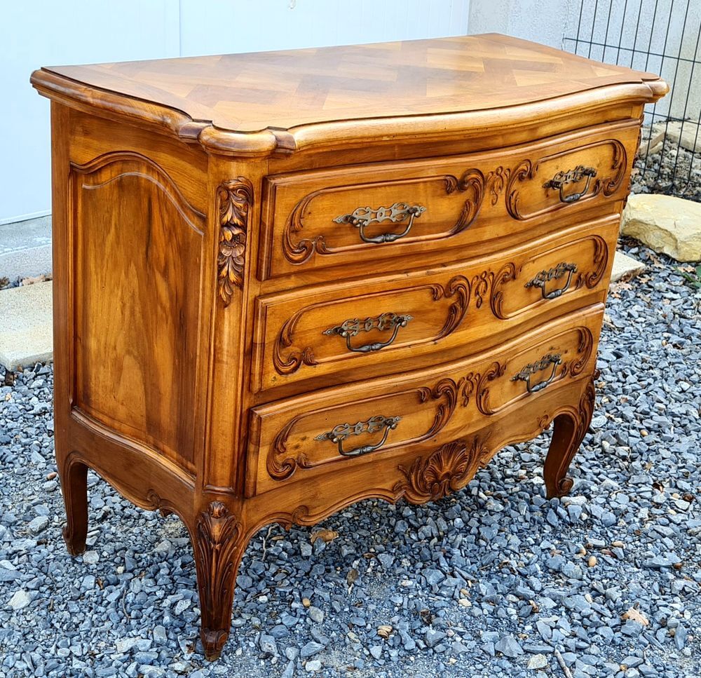Commode en noyer massif, type proven&ccedil;al, style LXV Meubles