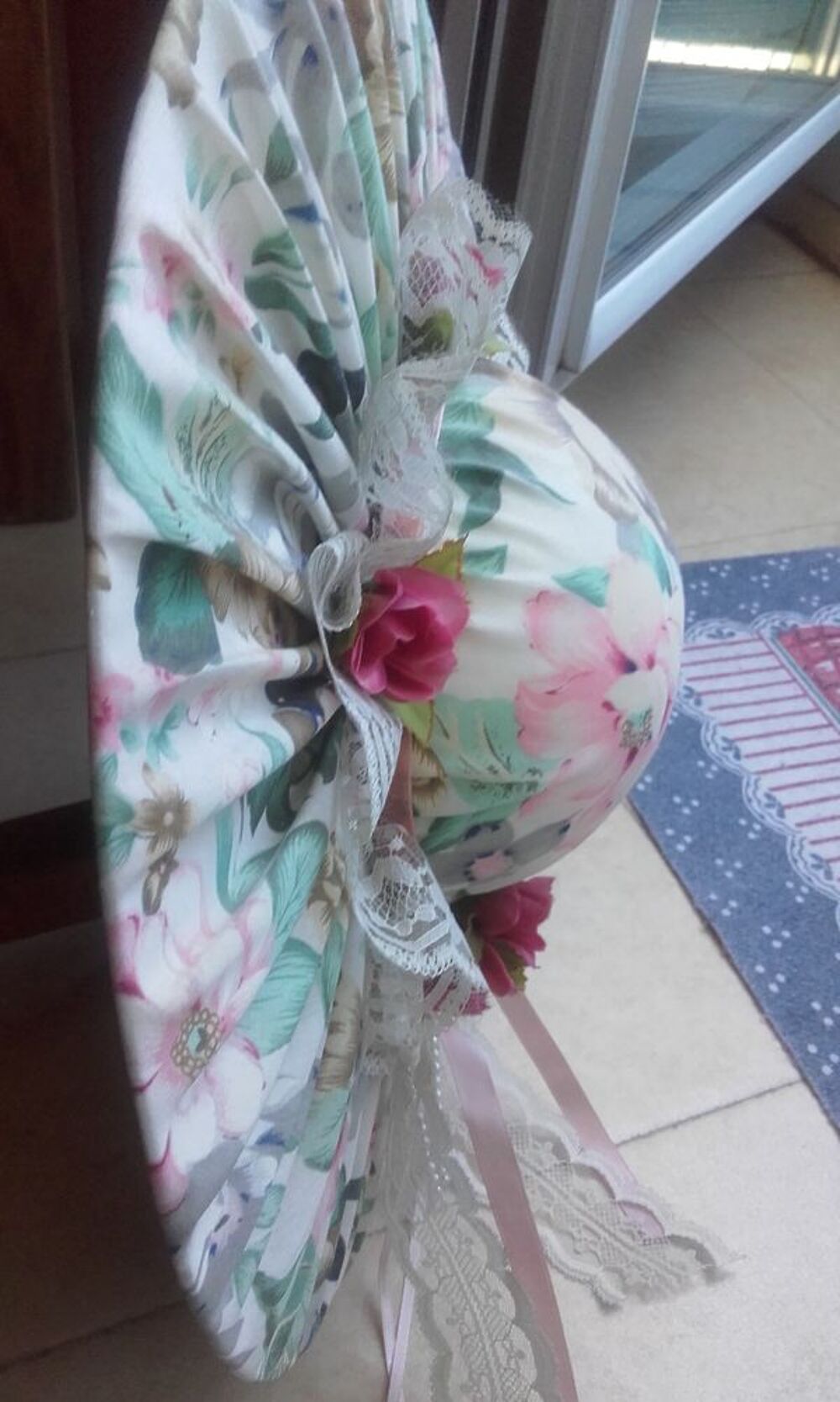 2 chapeaux &agrave; fleurs de d&eacute;coration &agrave; suspendre Décoration