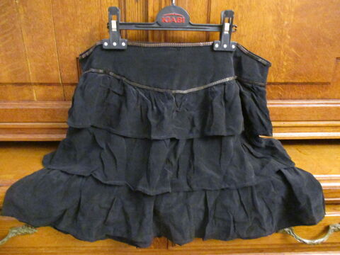 lot de 1 jupe et 1 robe noire � longues manches en bon �tat 0 M�rignies (59)
