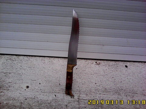 Couteau  pain, lame de 16,5 cm, en acier inoxydable 16 Noailhac (81)