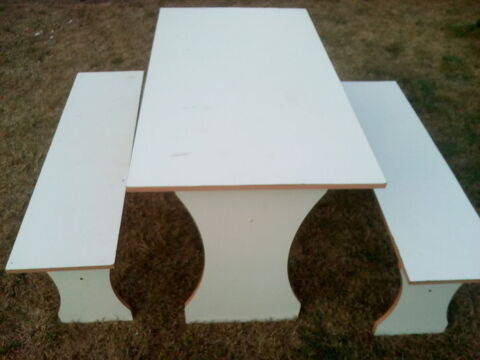 Table cuisine + 2 bancs blancs 30 Amilly (45)