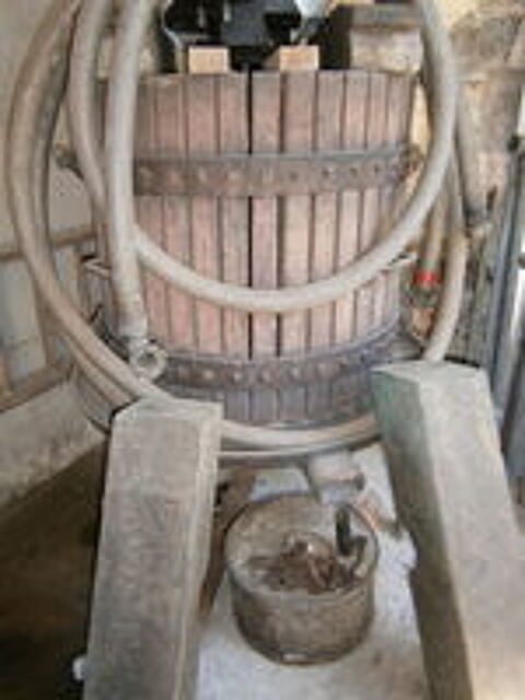   PRESSOIR A VIN ANCIEN 