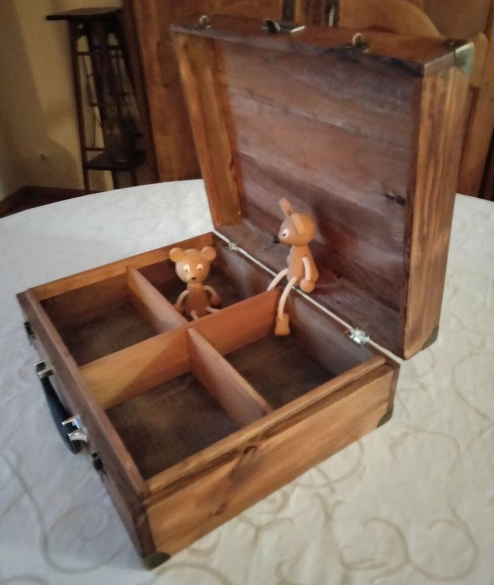 Valisette en bois. Décoration