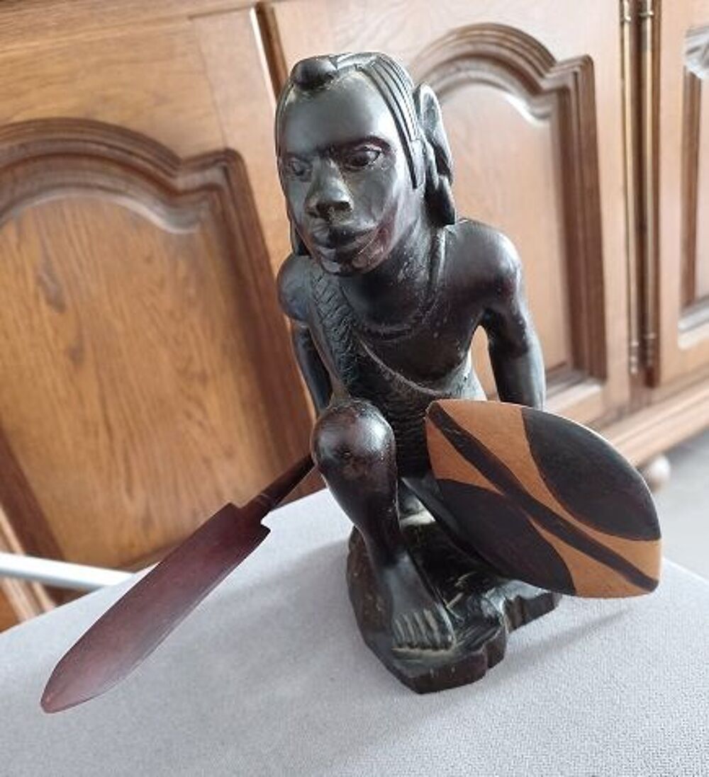 Figurine africaine, guerrier Massa&iuml;, en bois dur sculpt&eacute; 