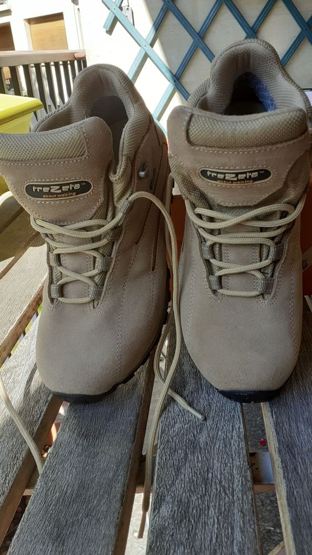 Chaussures de randonn&eacute;e beige en tr&egrave;s bon &eacute;tat Chaussures