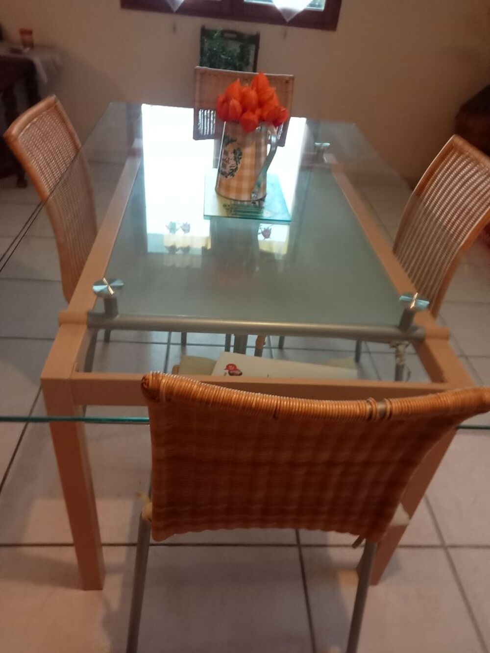 TABLE RECTANGULAIRE ET 4 CHAISES imitation rotin ,pieds gris Meubles