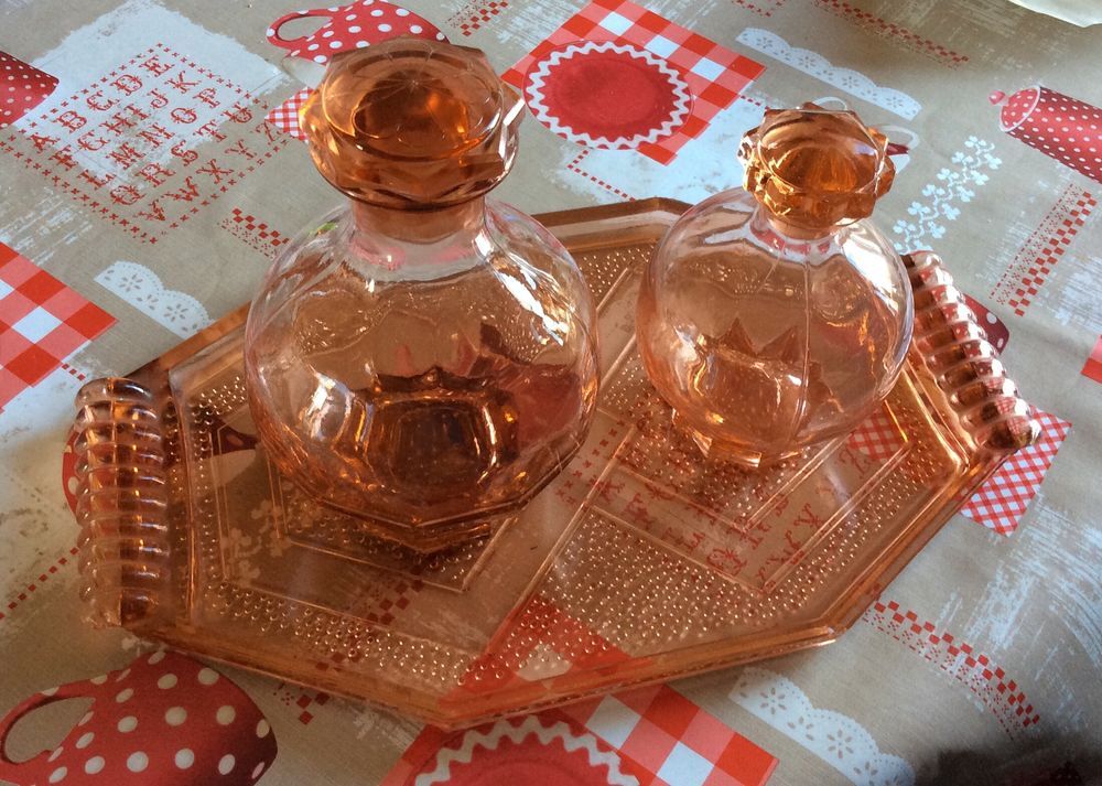 plateau verre plus deux carafes verres ann&eacute;es 30-50 Décoration