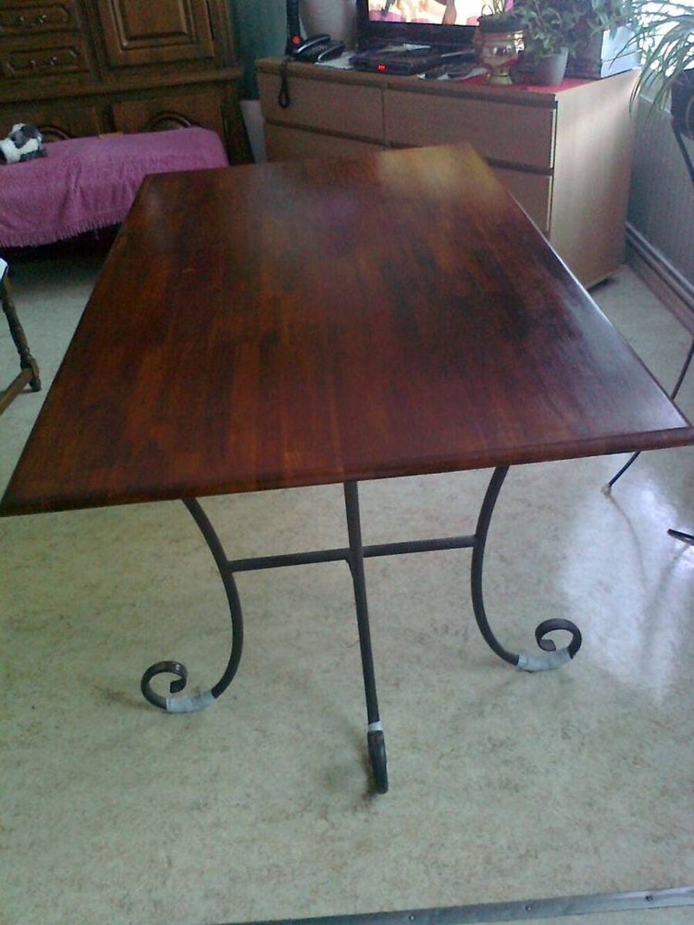 table en bois acajou pieds fer Meubles