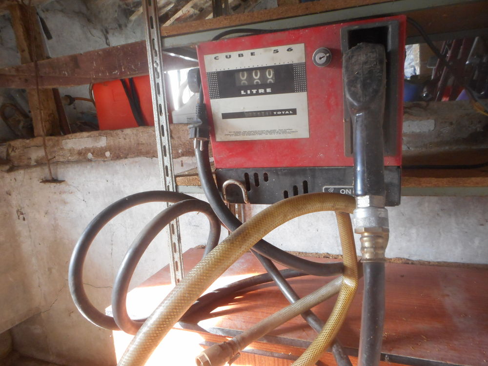 &eacute;plucheuse pompe a gasoil 220 volt lot grande couroie etc Bricolage