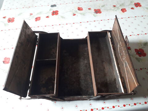 CAISSE A OUTIL FER. 5 Fr�vent (62)