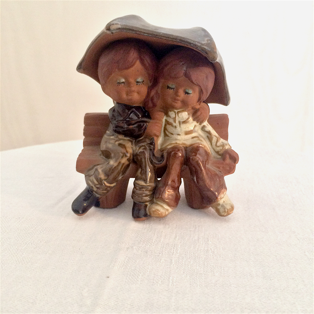 Statuette enfants sous un parapluie Téléphones et tablettes