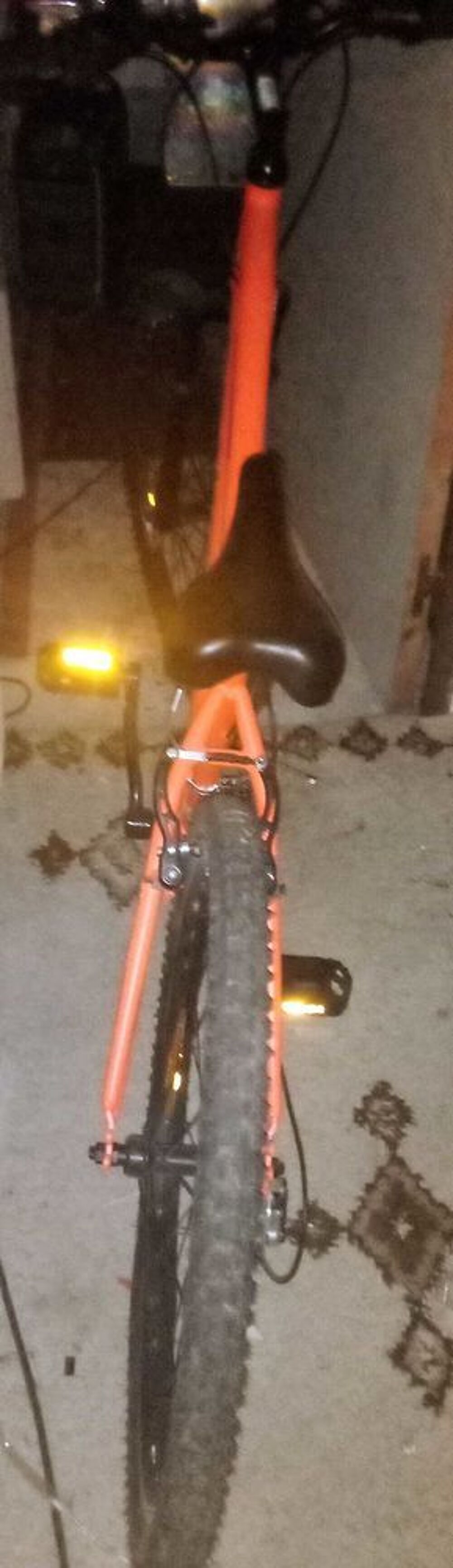 v&eacute;lo orange. enfant 10 ) 12 ans Sports