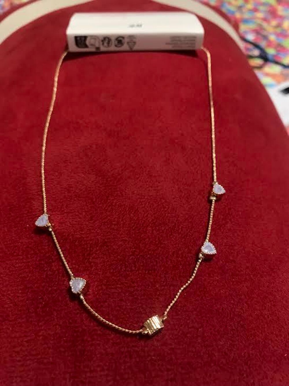 Collier fin dor&eacute; HM avec des petits c?urs et discret.
Bijoux et montres