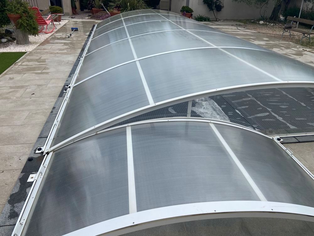 Abri piscine b&acirc;che solaire enrouleur Jardin