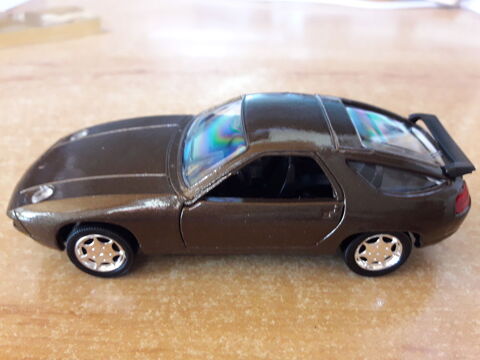 Porsche 928 1/43 eme dans sa boite plastique 15 Castel-Sarrazin (40)