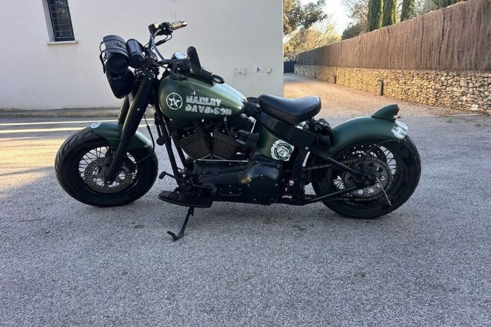HARLEY-DAVIDSON 2005 occasion 30700 Uz&egrave;s