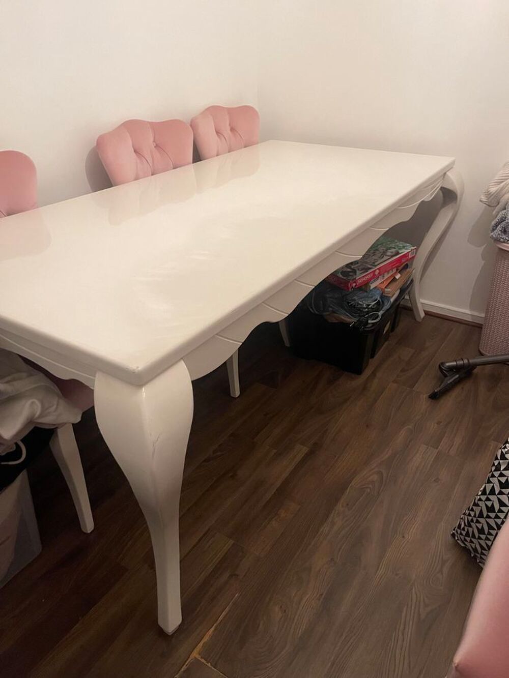 6 chaises capitonn&eacute;es avec table Meubles