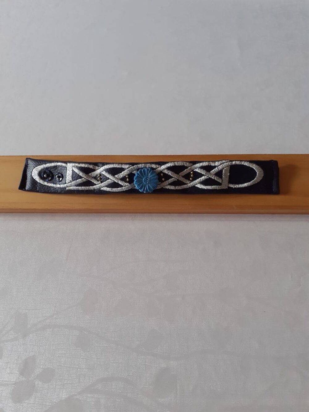 Bracelet en tissu ska&iuml; bleu marine brod&eacute;,bouton bleu fleurs Vêtements