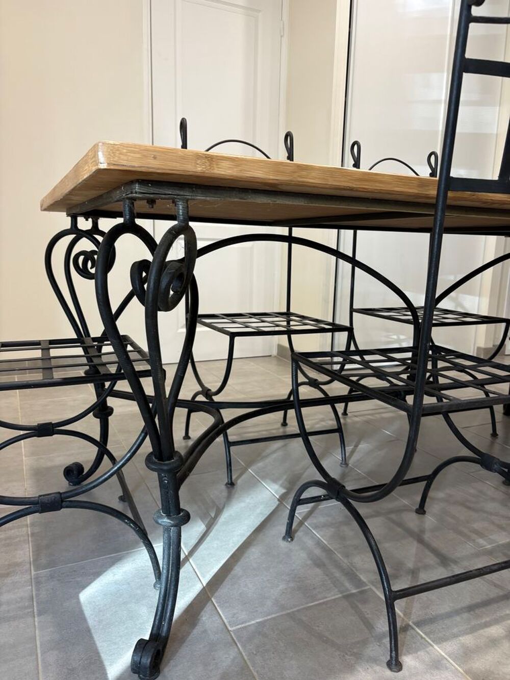 Table en bois + 6 chaises en fer Meubles