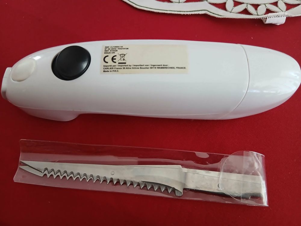  Trois couteaux fleuris + un couteau &eacute;lectrique neufs N&deg;1470 Electroménager
