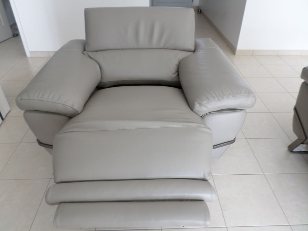 canap&eacute; et son fauteuil en cuir gris relax neuf. Meubles