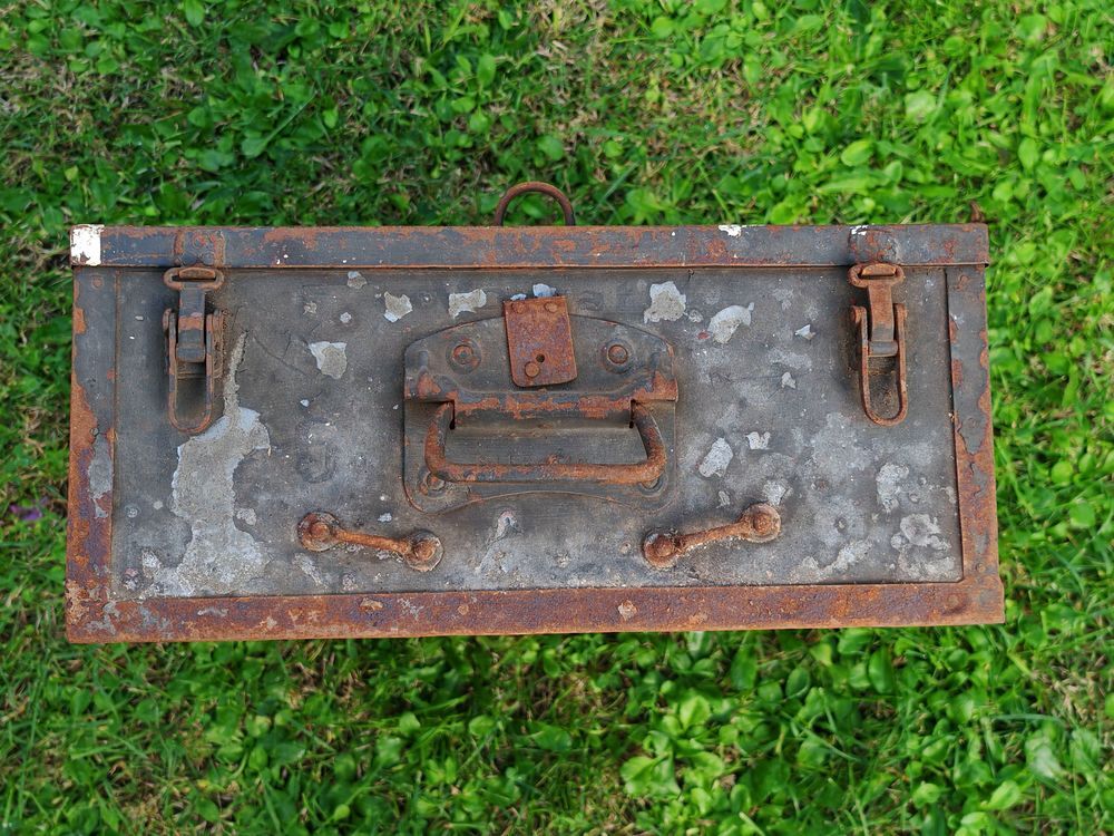 Ancienne grande boite en m&eacute;tal Décoration