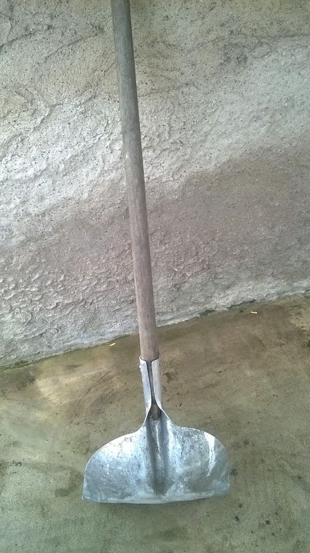 Ancienne pelle &agrave; charbon
Manche en bois et aluminium
Bricolage