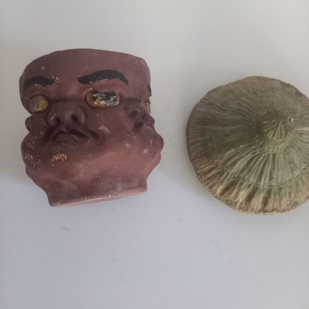 Insolite pot aux 4 visages en argile et son couvercle 