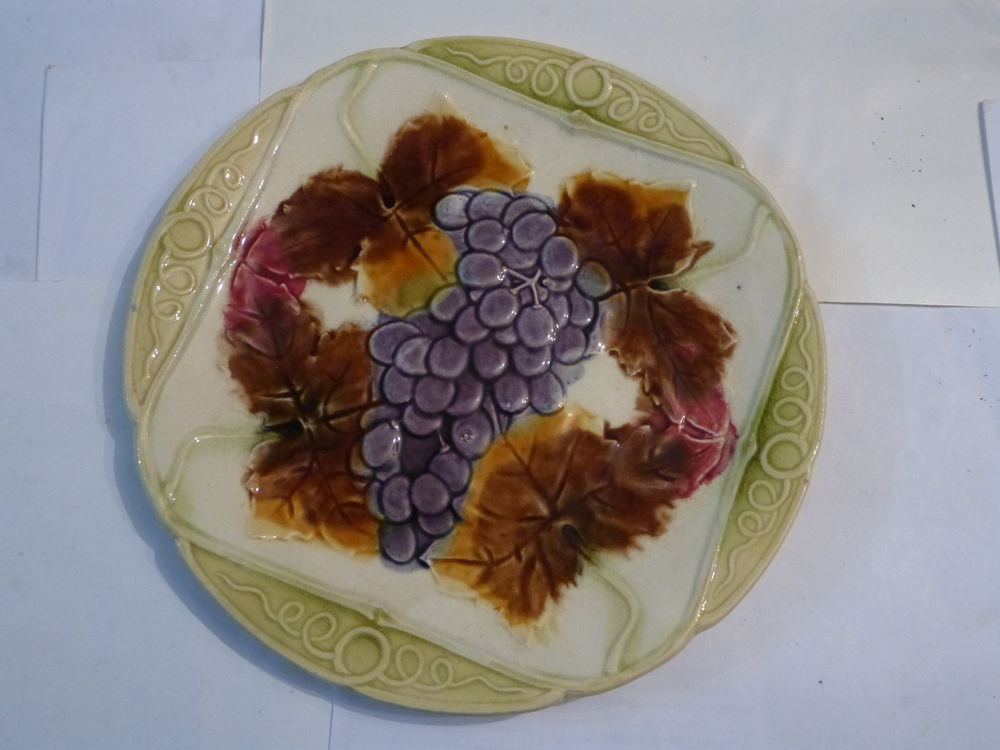 ASSIETTE BARBOTINE d&eacute;cor feuilles et grappe de raisin 