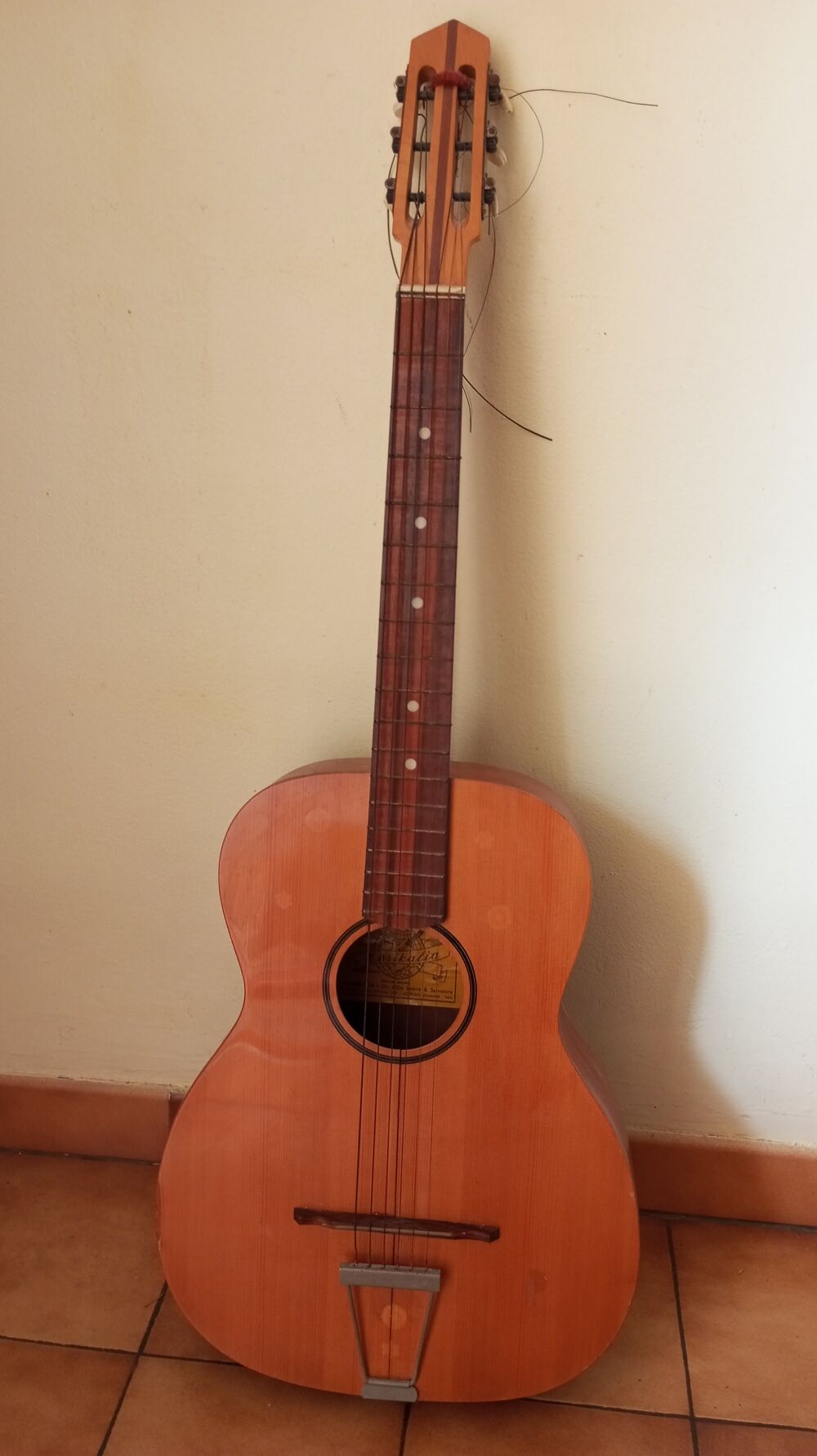 Guitare s&egrave;che ancienne Musicalia Instruments de musique