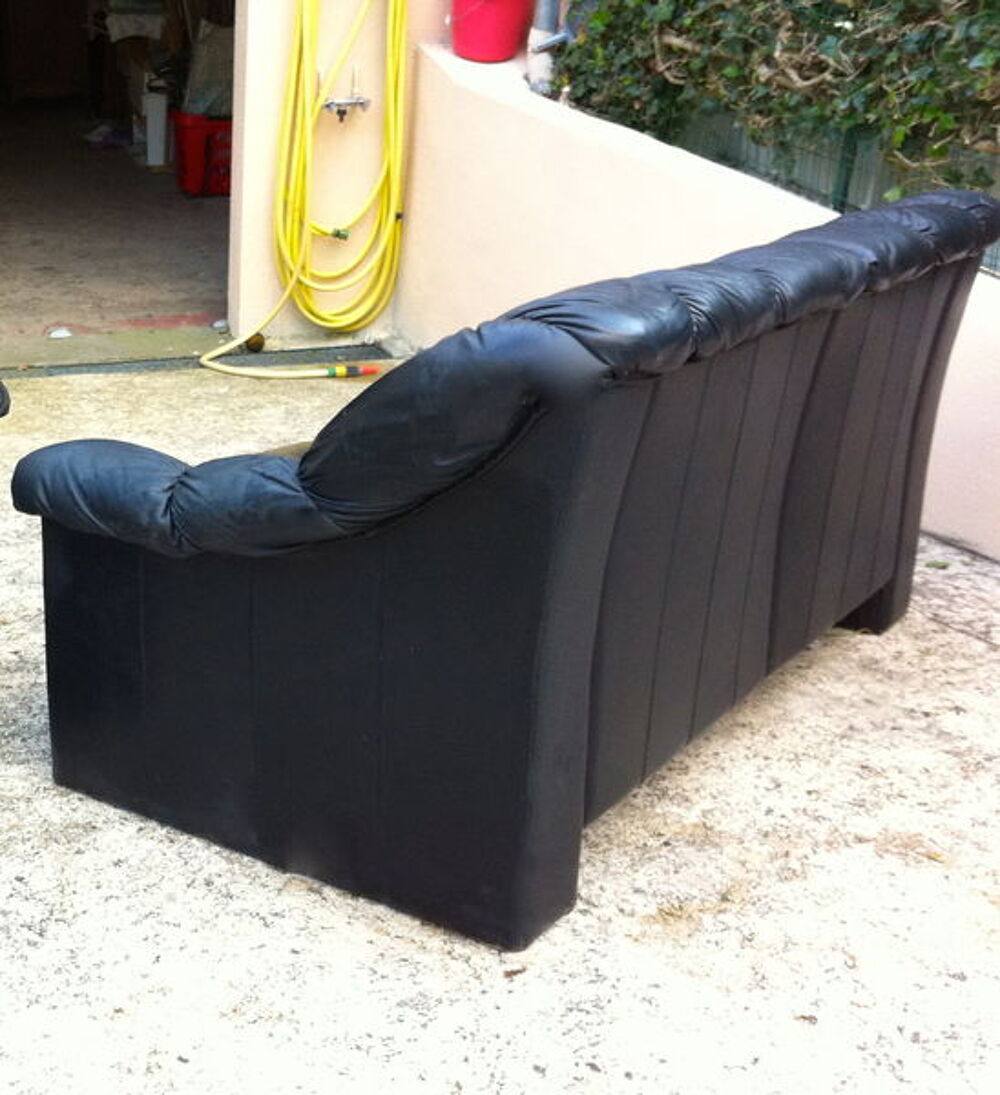 URGENT Canap&eacute; 2 places cuir noir etat neuf Meubles