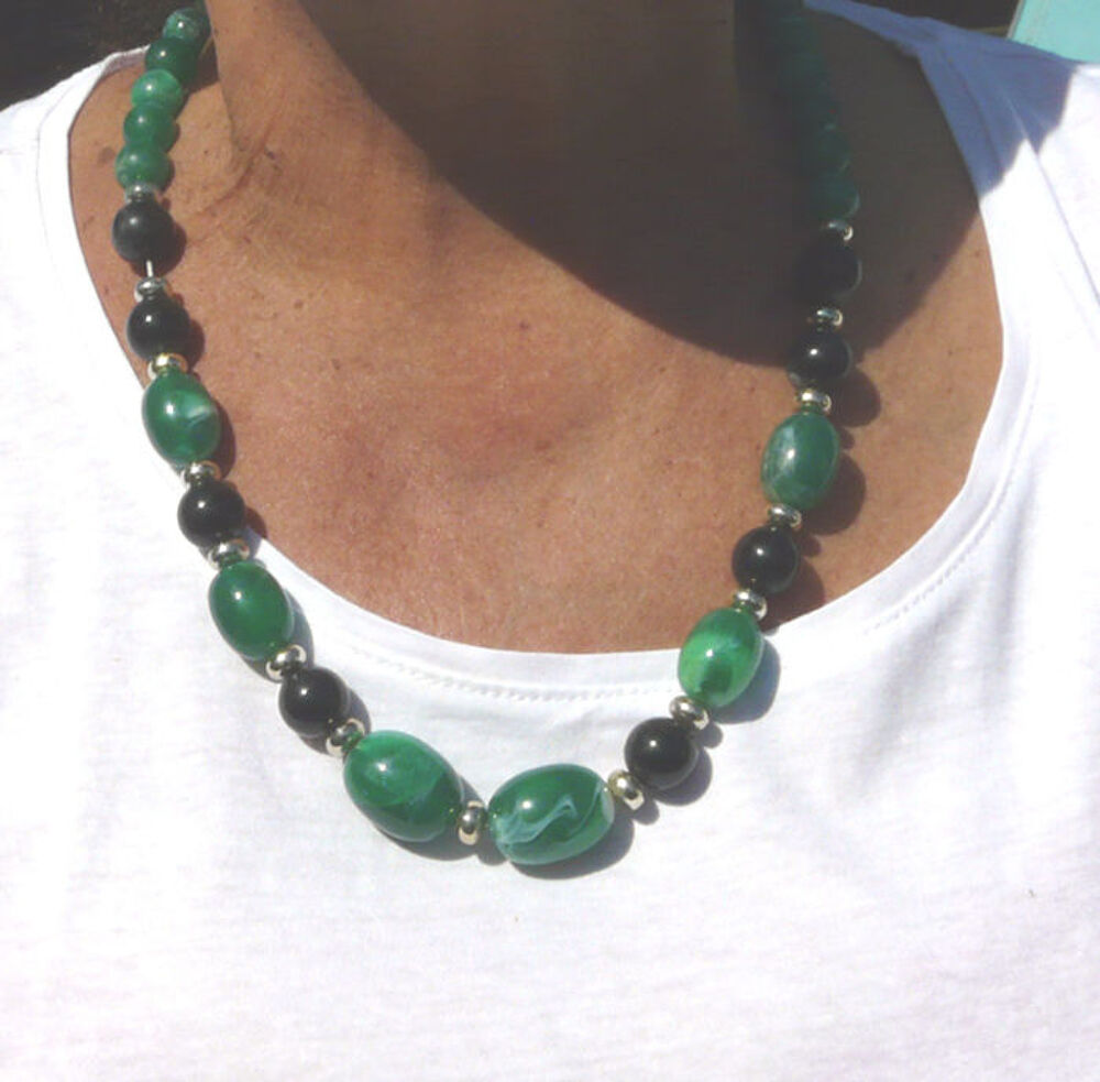 Collier de perles &agrave; dominante verte en r&eacute;sine color&eacute;es- 90's Bijoux et montres