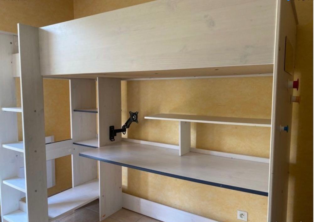 lit en hauteur bon &eacute;tat avec bureau dessous. Meubles