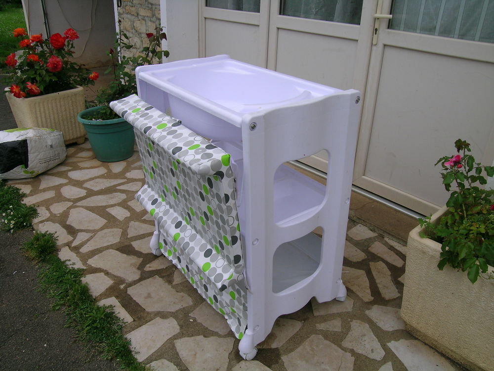 Table &agrave; langer . Mobilier enfants