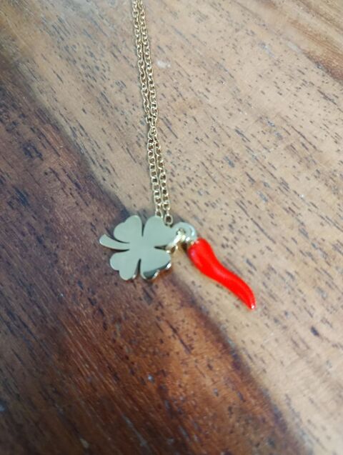 Chaine porte bonheur / tr�fle et corne rouge / Plaqu� or 12 Bretignolles-sur-Mer (85)