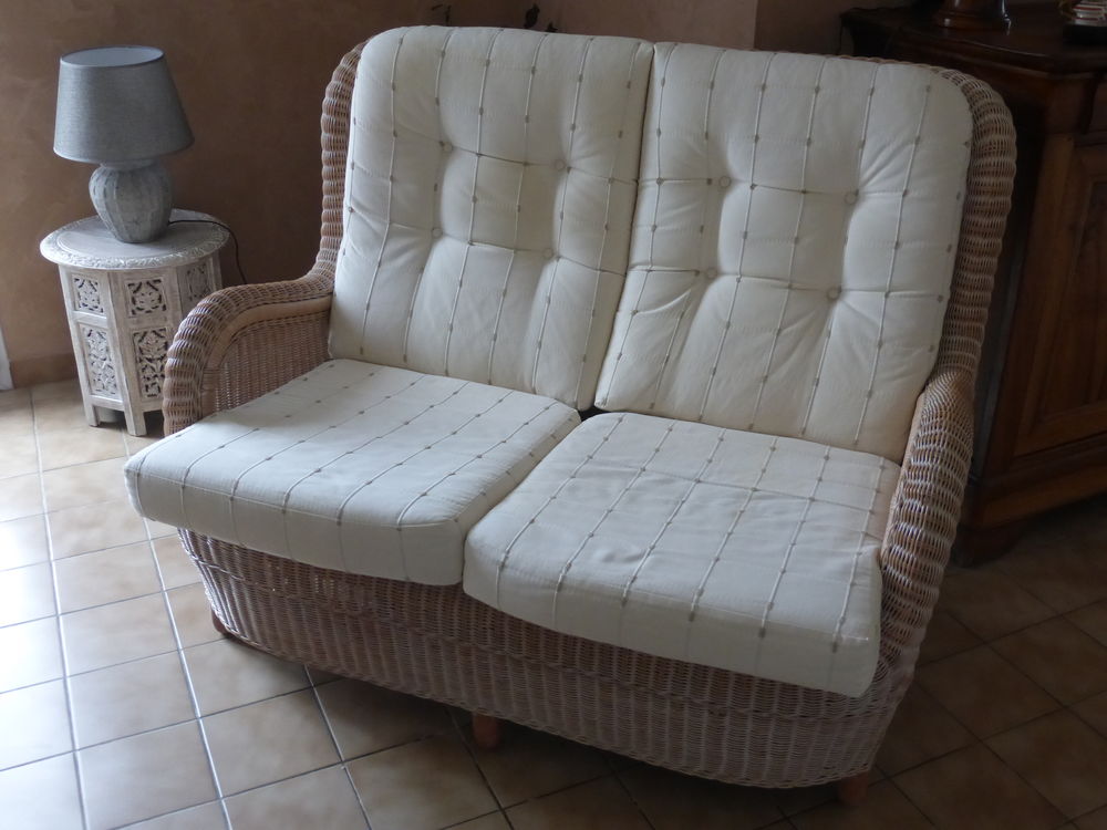 SALON ROTIN id&eacute;al dans une v&eacute;randa. Tr&egrave;s bon &eacute;tat. Meubles