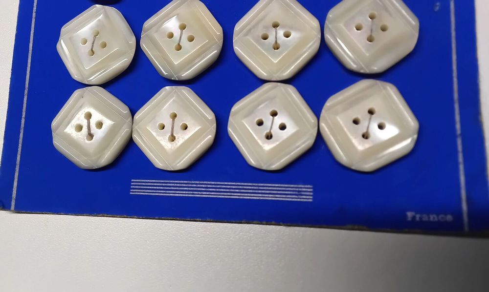 24 boutons mercerie vintage nacre v&eacute;ritable " GRAND CHIC" Maroquinerie